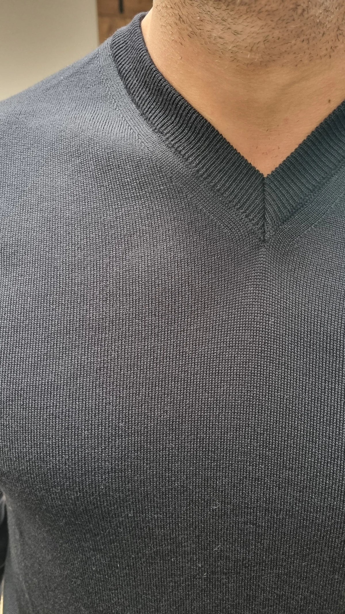 Ivanhoe - Men's V-neck sweater in extra fine merino wool