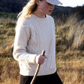 Fisherman - Pull femme col rond Aran en laine Geelong (agneau) Fisherman Out of Ireland