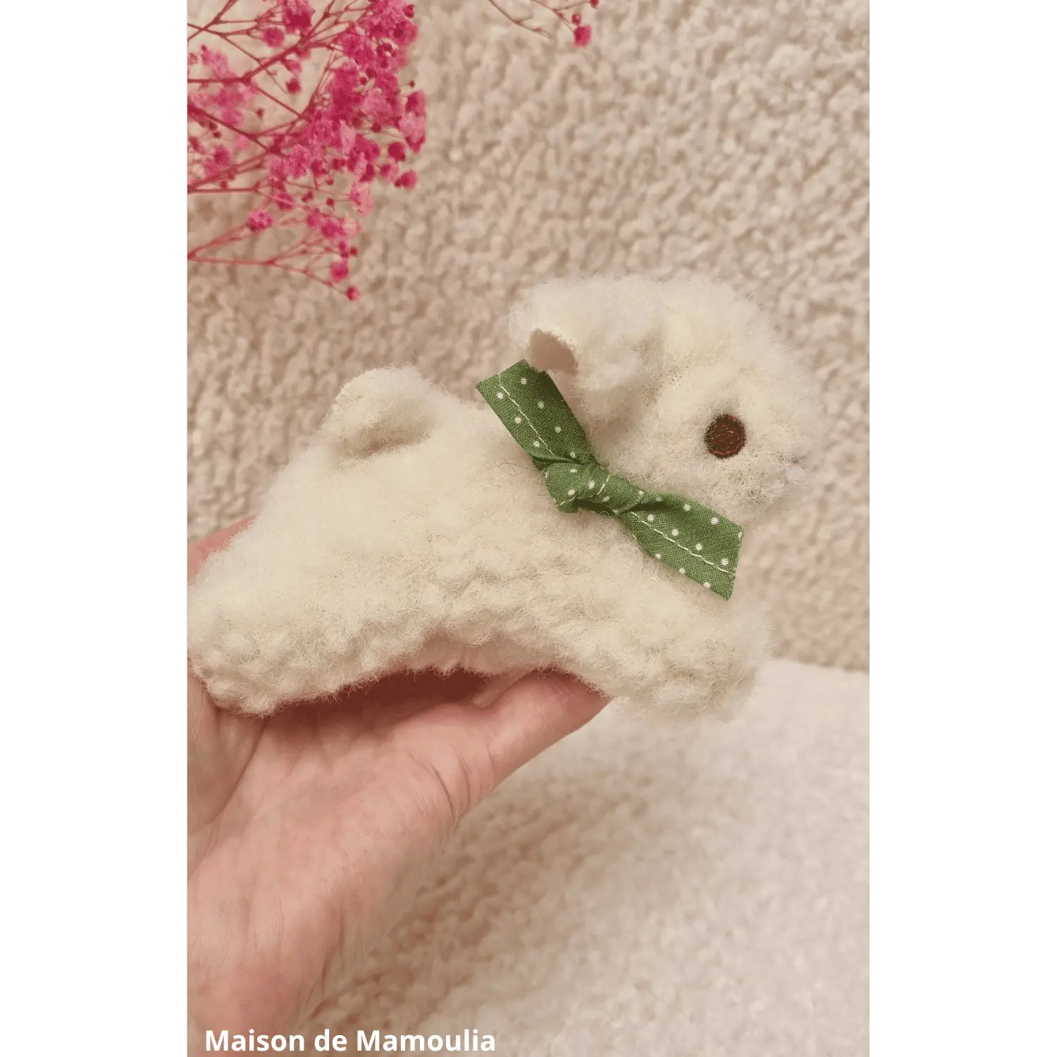 Petit Mouton couché - pure laine 15 cm - Maison de Mamoulia