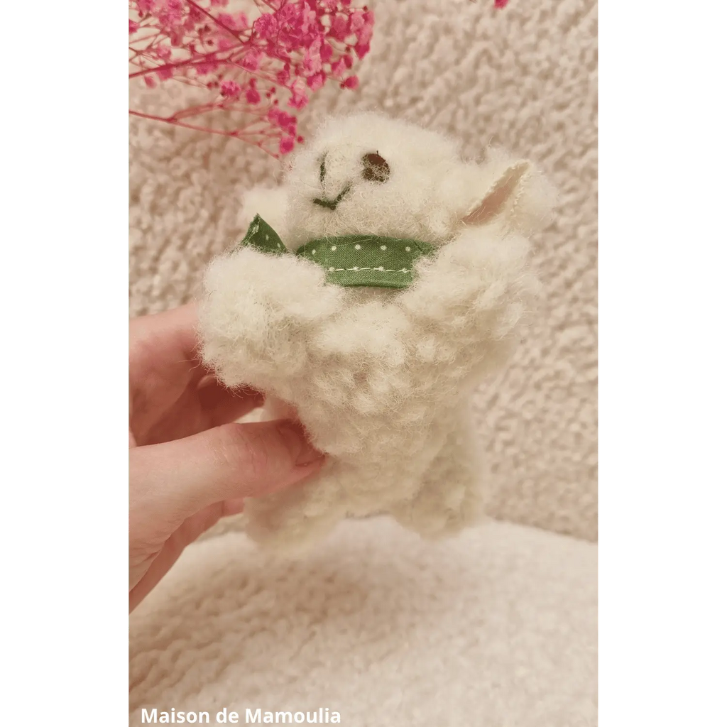 Petit Mouton couché - pure laine 15 cm - Maison de Mamoulia